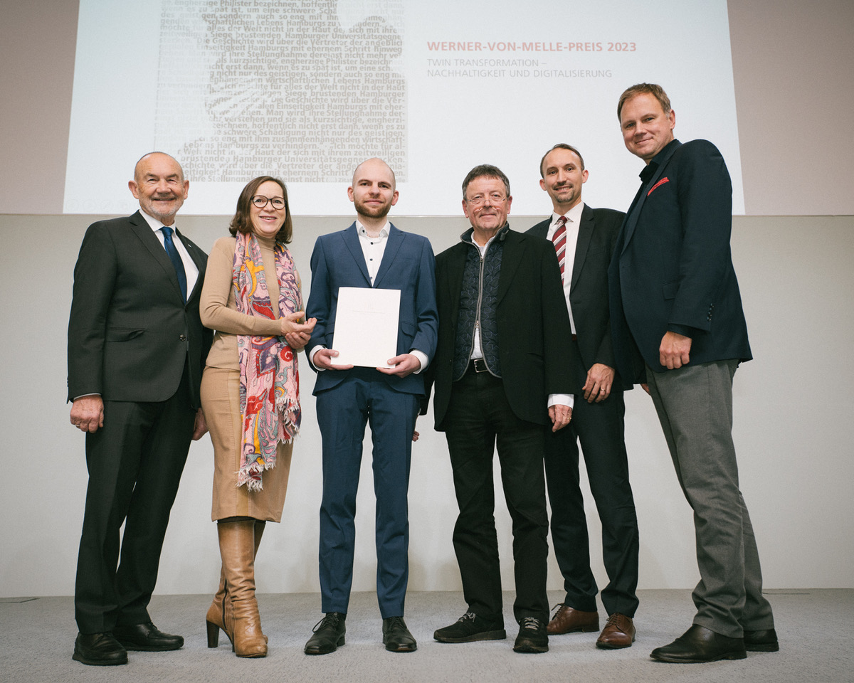 © Lennart Selle - auf dem Foto: Norbert Aust (Präses der Handelskammer Hamburg), Eva Gümbel (Staatsrätin der Behörde für Wissenschaft, Forschung, Gleichstellung und Bezirke), Christian Pfeiffer (Werner-von-Melle-Preisträger 2023), Ekkehard Nümann (Pr © Lennart Selle - auf dem Foto: Norbert Aust (Präses der Handelskammer Hamburg), Eva Gümbel (Staatsrätin der Behörde für Wissenschaft, Forschung, Gleichstellung und Bezirke), Christian Pfeiffer (Werner-von-Melle-Preisträger 2023), Ekkehard Nümann (Pr